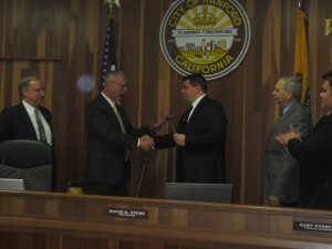 Former mayor Russ Curry handing over the gavel to new mayor Justin Mendes. Catherine Doe/Valley Voice